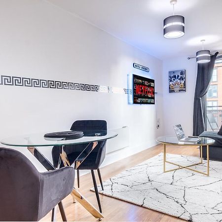 Maevela Apartments - Arcadian Versace Themed Apt ☆ Huge Balcony / Free Parking → Free Netflix -2 Min Walk From Birmingham Hippodrome Theatre, Arcadian, China Town, Sidewalk Club, Gay Village, 5 Mins From New Street Train Station - Birmingham Grand Ce ภายนอก รูปภาพ