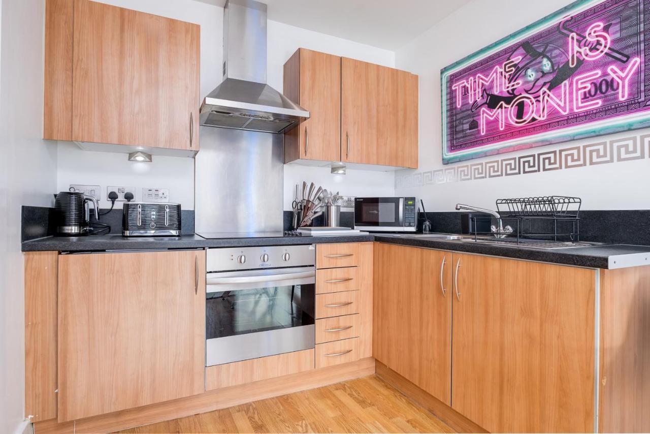 Maevela Apartments - Arcadian Versace Themed Apt ☆ Huge Balcony / Free Parking → Free Netflix -2 Min Walk From Birmingham Hippodrome Theatre, Arcadian, China Town, Sidewalk Club, Gay Village, 5 Mins From New Street Train Station - Birmingham Grand Ce ภายนอก รูปภาพ