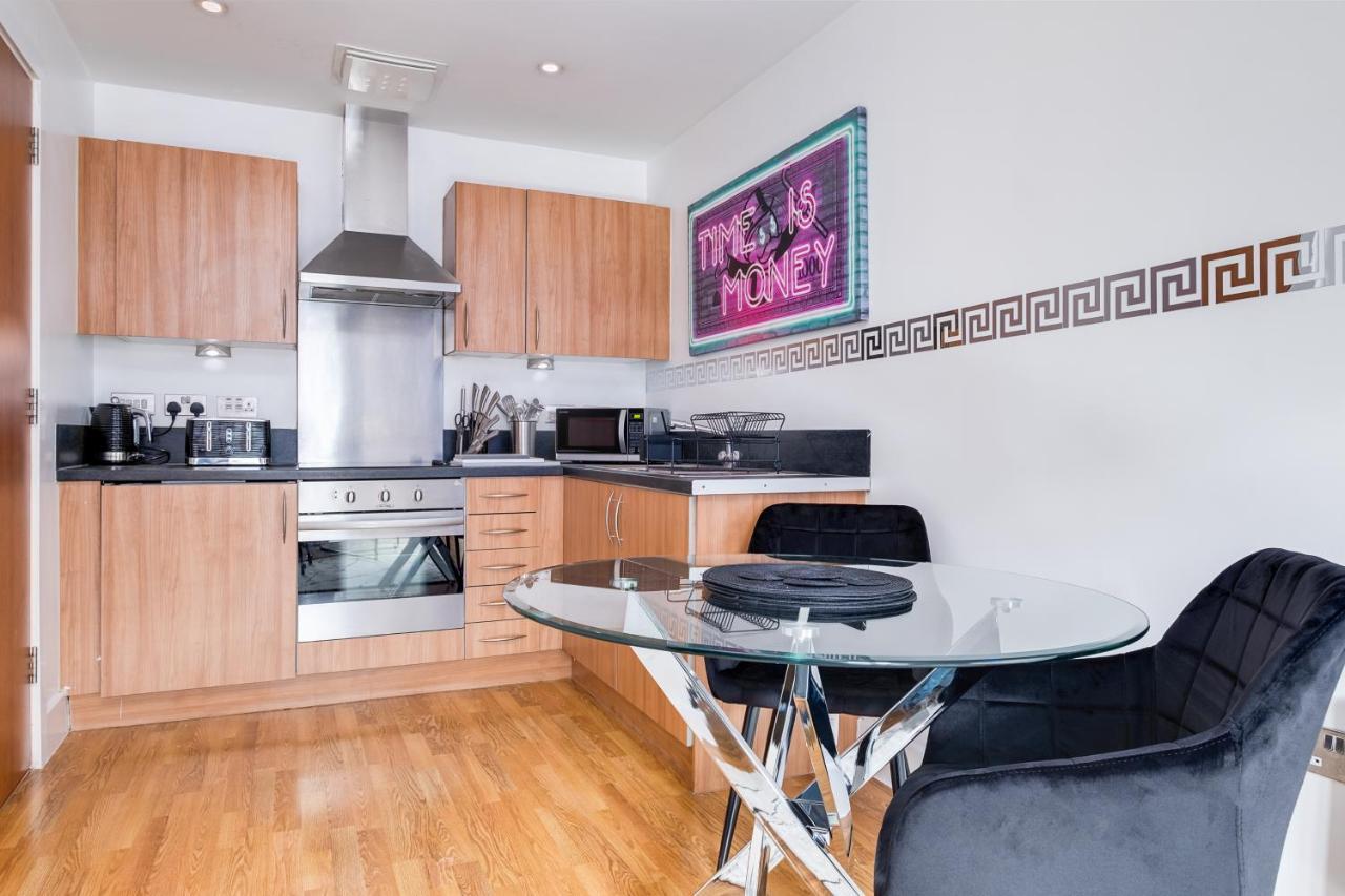 Maevela Apartments - Arcadian Versace Themed Apt ☆ Huge Balcony / Free Parking → Free Netflix -2 Min Walk From Birmingham Hippodrome Theatre, Arcadian, China Town, Sidewalk Club, Gay Village, 5 Mins From New Street Train Station - Birmingham Grand Ce ภายนอก รูปภาพ