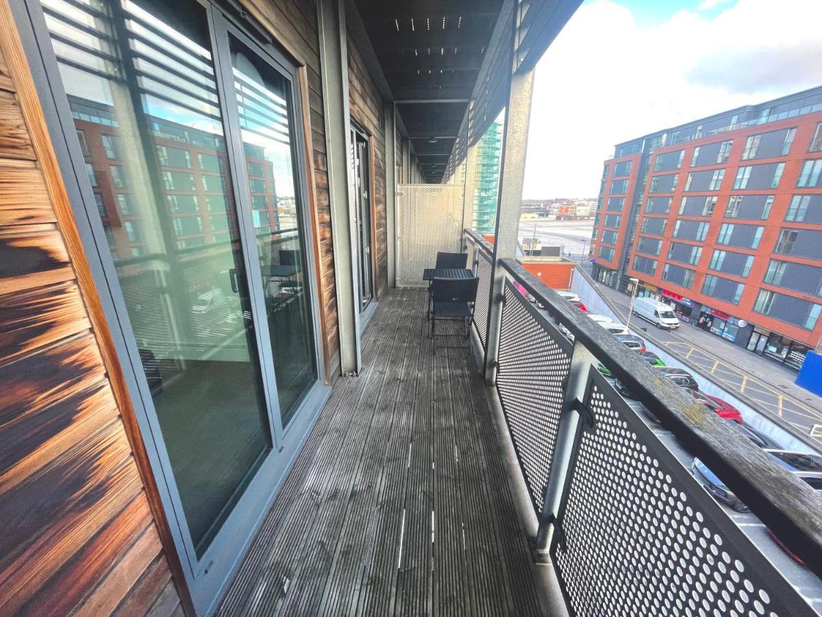 Maevela Apartments - Arcadian Versace Themed Apt ☆ Huge Balcony / Free Parking → Free Netflix -2 Min Walk From Birmingham Hippodrome Theatre, Arcadian, China Town, Sidewalk Club, Gay Village, 5 Mins From New Street Train Station - Birmingham Grand Ce ภายนอก รูปภาพ